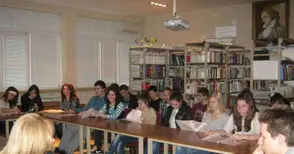 Ученици влязоха  в час с данъчните