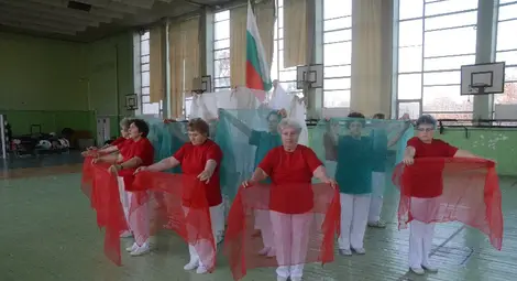 Цветни воали сглобяват българския трикольор в ръцете на ветерани