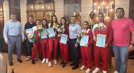 Кметът Пенчо Милков награди русенски шампиони по карате за успехите им на европейско първенство