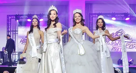 Със заря и мажоретки посрещнаха новата Мис България Сара Младенова в родния ѝ Шумен Със заря и мажоретки посрещнаха новата Мис България Сара Младенова в родния ѝ Шумен