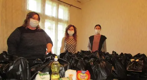 Депутатката от ГЕРБ Светлана Ангелова /в средата/ лично раздава хранителните пакети. Снимка: ГЕРБ Депутатката от ГЕРБ Светлана Ангелова /в средата/ лично раздава хранителните пакети. Снимка: ГЕРБ