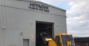 Локомотив на „Експрес Сервиз“  тегли влакове „Хитачи“ в Англия