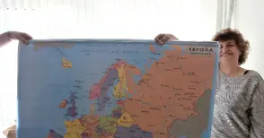 Просветното министерство дари 136 географски карти на България и Европа