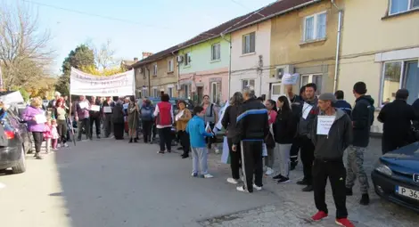 Жители в старите блокчета на Захарна фабрика организираха протести, че може да останат без покрив над главата.  Снимка: Архив &bdquo;Утро&ldquo;