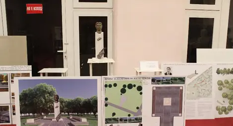 Авторски колектив - скулптор Иво Чехларов, арх. Димитър Чехларов