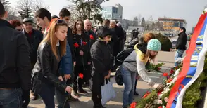 Венци и цветя отрупаха Альоша за руския празник на мъжете