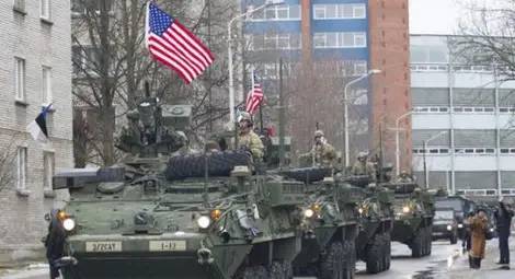 Американски БТР-и дефилират на 300 метра от руската граница Американски БТР-и дефилират на 300 метра от руската граница