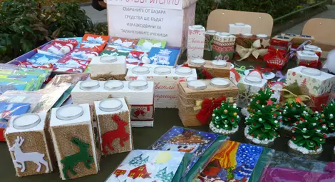 Коледен благотворителен базар пред Гимназията по дървообработване събира пари за смелите мечти на талантиливи ученици /галерия/