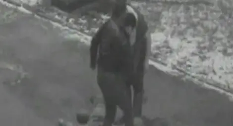 9 камери заснемат как двама ритат безпомощен човек над 5 минути!