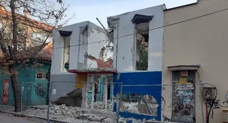 Бившият цветарски магазин на Американското пазарче става модерен ортодонтски кабинет