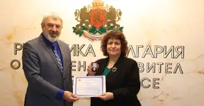 Началникът на РУО д-р Росица Георгиева бе удостоена   със знака на областния управител на Русе Драгомир Драганов
