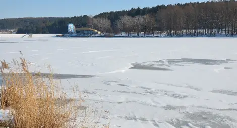 Ледът на езерото в Николово изкара гребците на сухо