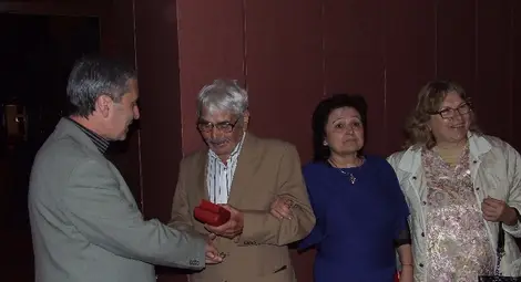 Първият директор на &bdquo;Тома Кърджиев&ldquo;  подари своите ордени на училището