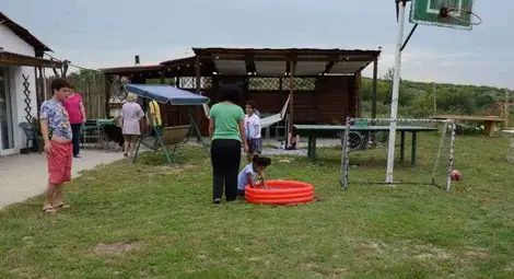 Децата от Розовата къща за първи път усетиха как тревата гъделичка боси крака