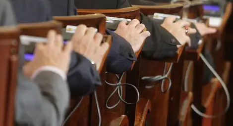 Партиите трескаво пресяват кандидатите за парламента