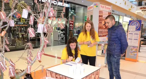 Мол Русе подарява чаши на именници през януари