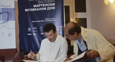 Светлин Русев и маестро Емил Табаков обсъждат концерта на маестрото, написан за цигуларя и за фестивала. Снимка: &bdquo;Утро&ldquo;