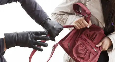 Грабител повали с удар жена в тъмното до ДКЦ 2 и открадна чантата й