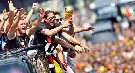 Германия показа купата на феновете Германия показа купата на феновете