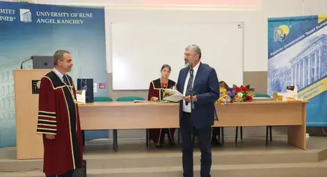 Професор Велизар Павлов от Русенския университет бе удостоен със знака на областния управител Драгомир Драганов Професор Велизар Павлов от Русенския университет бе удостоен със знака на областния управител Драгомир Драганов