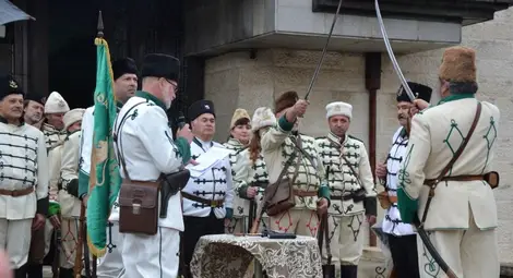 Националното отбелязване на 200-годишнината на Георги С. Раковски започна от родния град на Раковски - Котел, където членове на Национално дружество &bdquo;Традиция&ldquo; от Русе, Варна, Нова Загора, Ямбол и Трявна пресъздадоха клетвата на бойците от Първата българска легия. Русенци пресъздадоха образите на Васил Левски (Нивелин Станчев), Стефан Караджа (Стефан Игнатов) и Христо Иванов-Големия (Георги Райков).                                          Снимка: Традиция