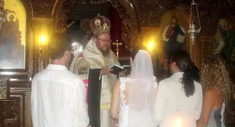 Владиката Наум венчал българка и грък в Атина