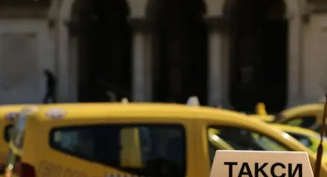 Клиент на такси заплаши шофьора, открадна колата и избяга по магистралата