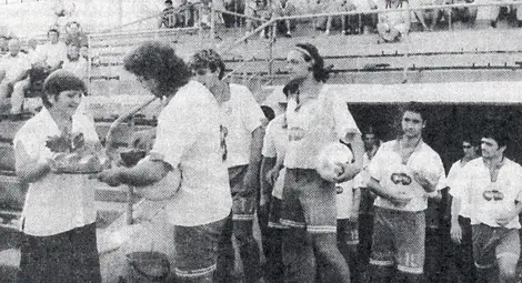 Александрина Пенева посреща с хляб и сол футболистите на &bdquo;Дунав&ldquo; на старта на сезона 1994-1995.