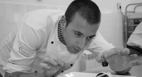 Френски кулинарен ас научил Алекс да вае скулптури от шоколад