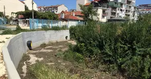 Никой не иска да укрепва подпорната стена край спортен комплекс „Ялта“