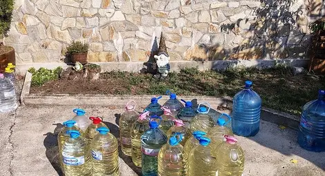 Митничари и данъчни иззеха над 2 тона нелегален алкохол