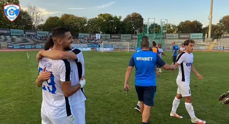 Бившият дунавец Ахмедов се радва на победата, дошла след негов гол.    Снимка: spartakvarna.bg