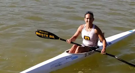 Даниела Недева в любимата си лодка. Даниела Недева в любимата си лодка.