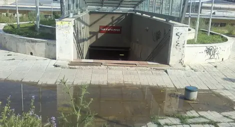 Подлезът над гарата отново потъна в локви и кал