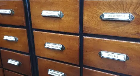 Старинни мебели от Виена разказват история в аптека