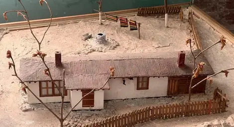 Макет на имота, купен през 1832 г. от Тихо и Тонка Обретенови, където семейството отглежда многобройната си челяд, бащата посреща Георги Раковски, а синовете създават тайни революционни организации. Макетът е част от експозицията на музея &bdquo;Баба Тонка&ldquo;.