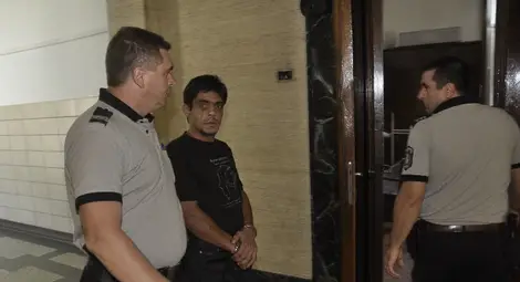 Скитник с тъмна биография тарашил къща докато стопанката спи