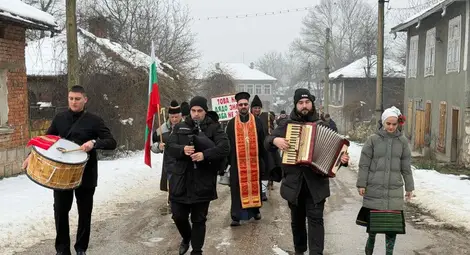 Ден след Бабинден единствено от цяла България в Черешово празнуваха и Дядовден за 69-и път. За първи път обаче дядото се качи на високопроходим джип вместо на каруца, магарето на успя да качи баира Ден след Бабинден единствено от цяла България в Черешово празнуваха и Дядовден за 69-и път. За първи път обаче дядото се качи на високопроходим джип вместо на каруца, магарето на успя да качи баира