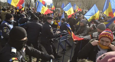 Протестиращи срещу зеления сертификат опитаха да нахлуят в румънския парламент