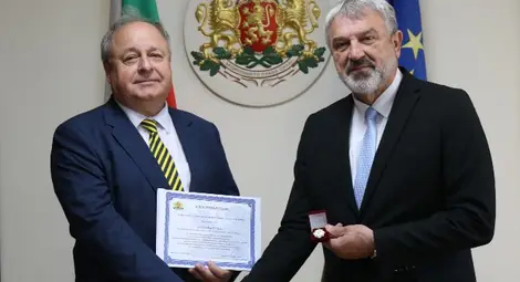 Най-дългогодишният директор на СУ &bdquo;Христо Ботев&ldquo; Теодор Коцев  бе отличен със знака на областния управител на Русе