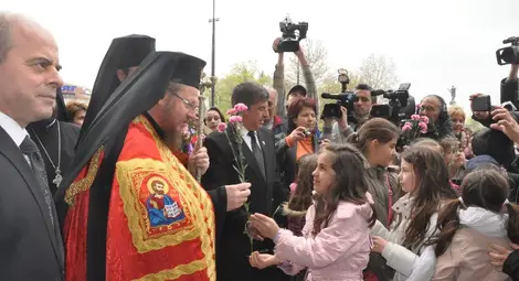 С корона и жезъл в ръка владиката Наум тържествено седна на митрополитския трон