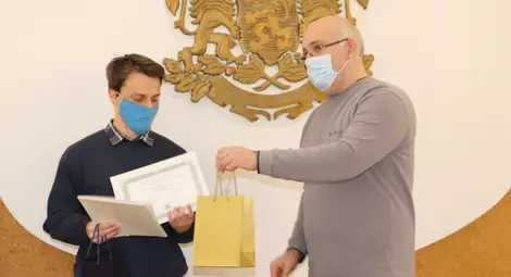 Областният управител Галин Григоров награди победителите в литературен конкурс на Военния клуб в Русе