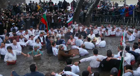 На Йордановден ледената Тунджа "завря" под нозете на калоферци /галерия/