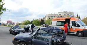 Шофьор излетя от колата си след удар по „Христо Ботев“