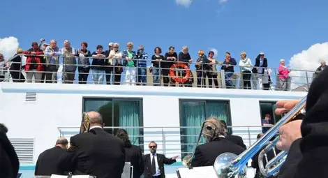 С изпълнения на Общинския духов оркестър в Русе бяха посрещнати първите за сезона туристи от кораб на "Дунав турс"