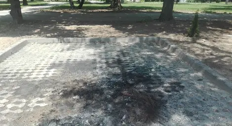 „Голф“ полят с бензин и запален в Парка на младежта „Голф“ полят с бензин и запален в Парка на младежта