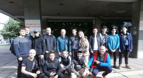 Гайдарче и млади гвардейци изпрати Корабната гимназия по Ботевия път