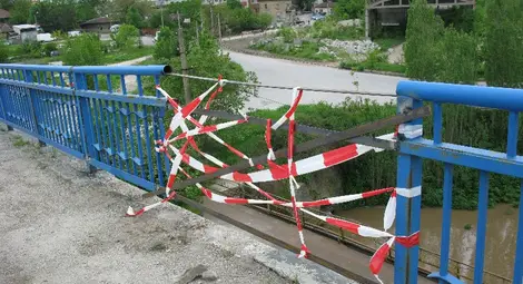 Пиян помете парапета на Сарайския мост