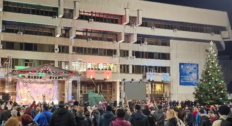 Дядо Коледа и Снежанка помогнаха за паленето на светлините на елхата