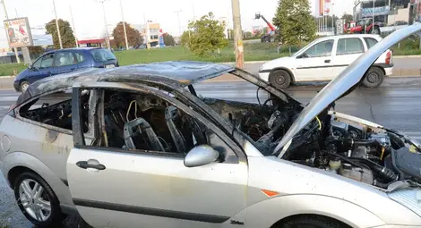 Пожарната на цирка угаси пламнал в движение форд